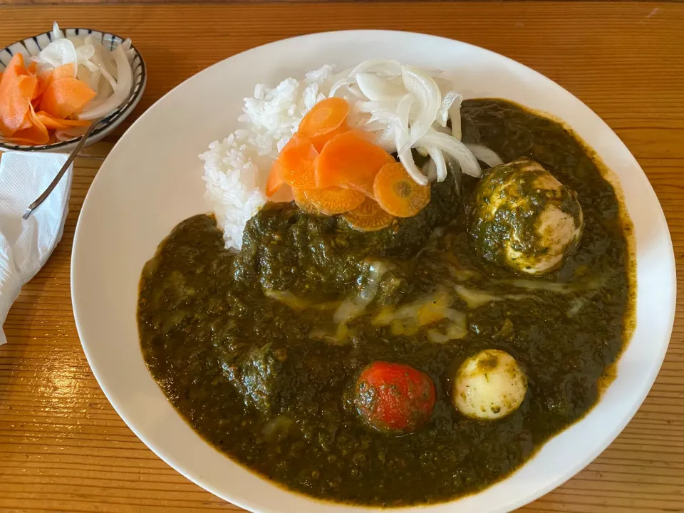 大辛ほうれん草チーズカレー🥬🧀🔥🍛味玉トッピング🥚ピクルスマシマシ🥒|buhizouさん