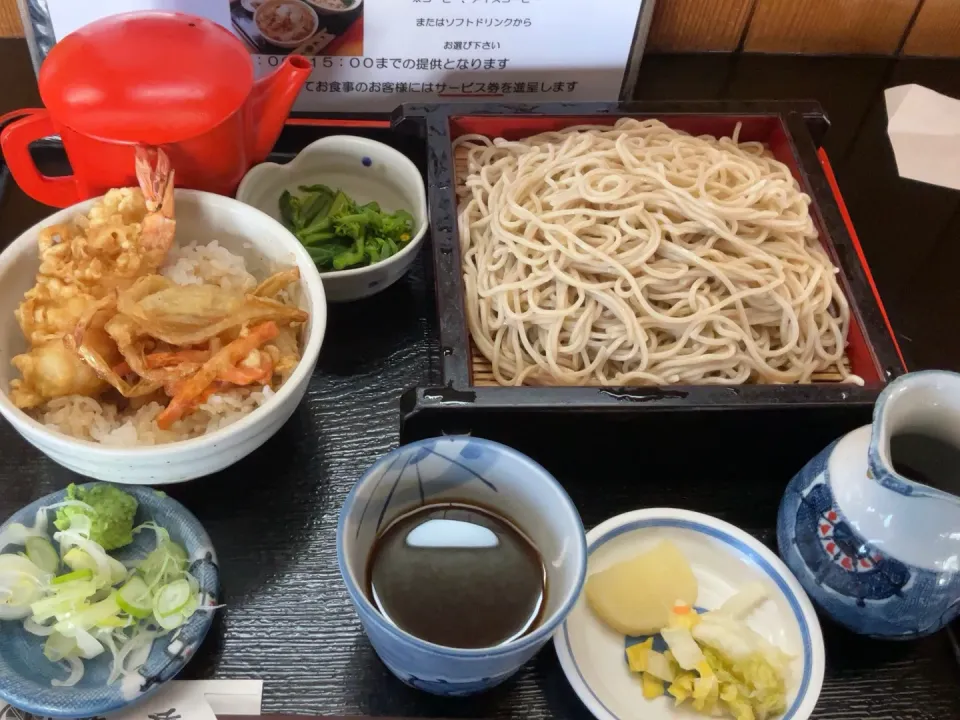 Snapdishの料理写真:お昼の外出ランチ　天丼と冷たいお蕎麦のセット|Takeshi  Nagakiさん