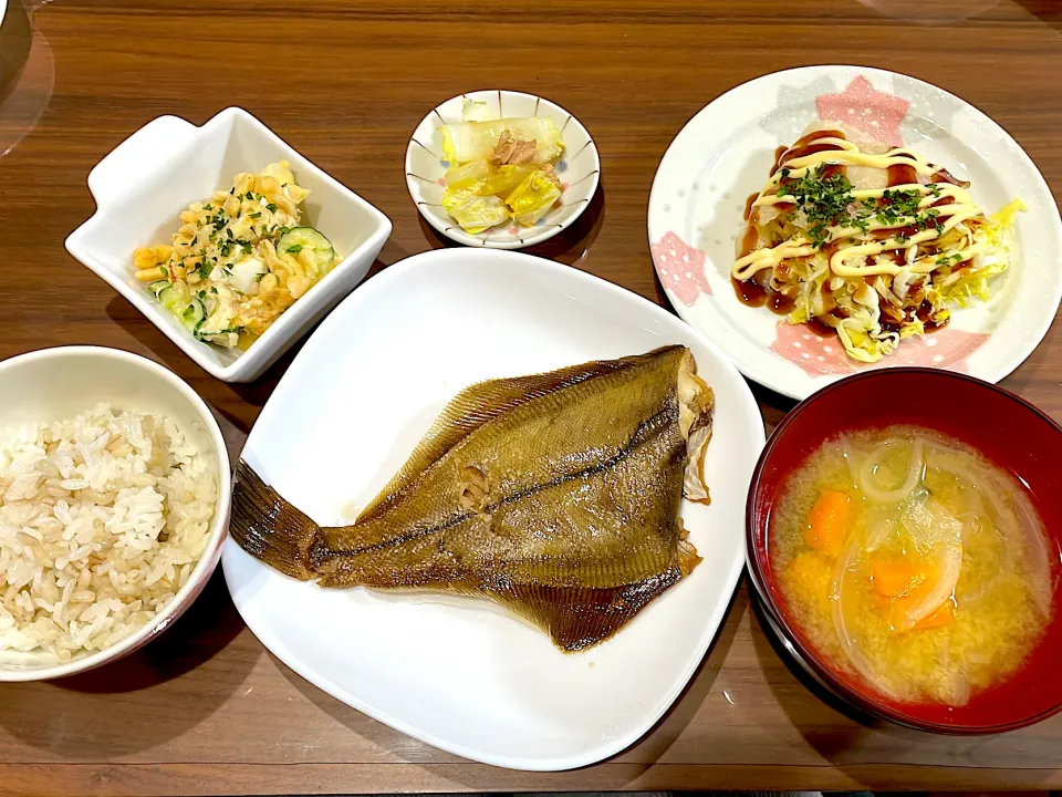 Snapdishの料理写真:カレイの煮付け　かぼちゃと玉ねぎの味噌汁　キャベツ焼き　白菜とツナのさっぱり和え　ツナ入たぬきポテトサラダ|おさむん17さん