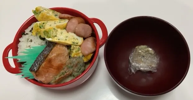 遅くなりましたがパパ弁。🌟ウインナー🌟ちくわの磯辺揚げ🌟鮭🌟ネギ入り卵焼き🌟わかめご飯🌟みそ玉|Saharaさん