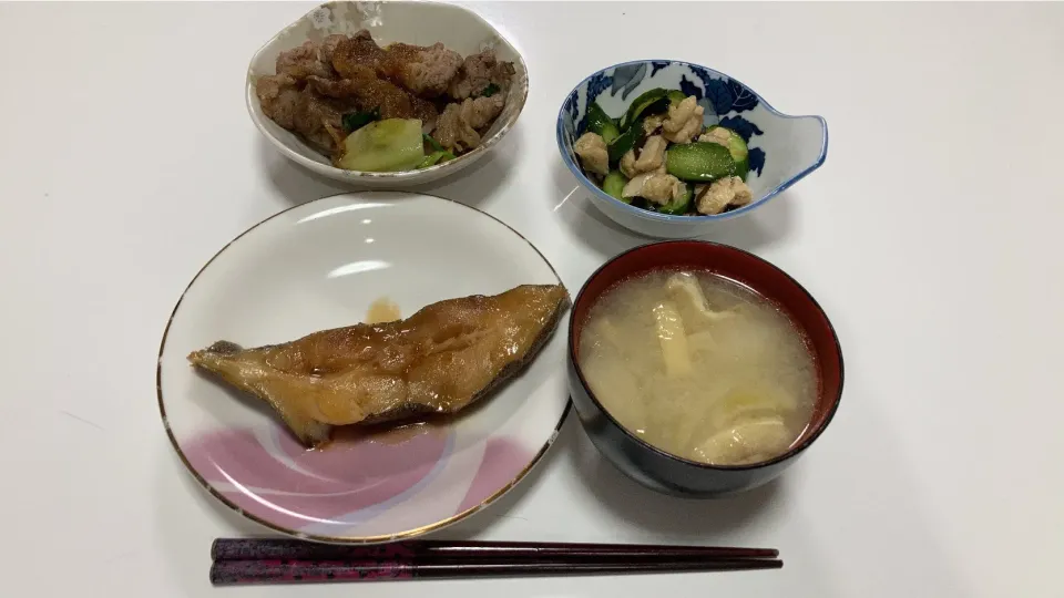 晩御飯🌟胡瓜と鶏の中華和え🌟肉野菜炒め🌟からすカレイの煮付け🌟みそ汁（玉ねぎ、揚げ、あさり）|Saharaさん