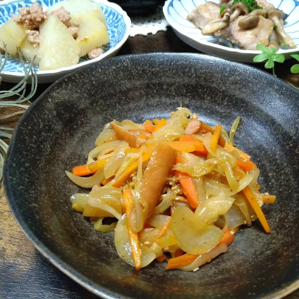 あんみっちゃんさんの料理 パクパク食べられる♬玉ねぎと人参のカレーきんぴら|とまと🍅さん