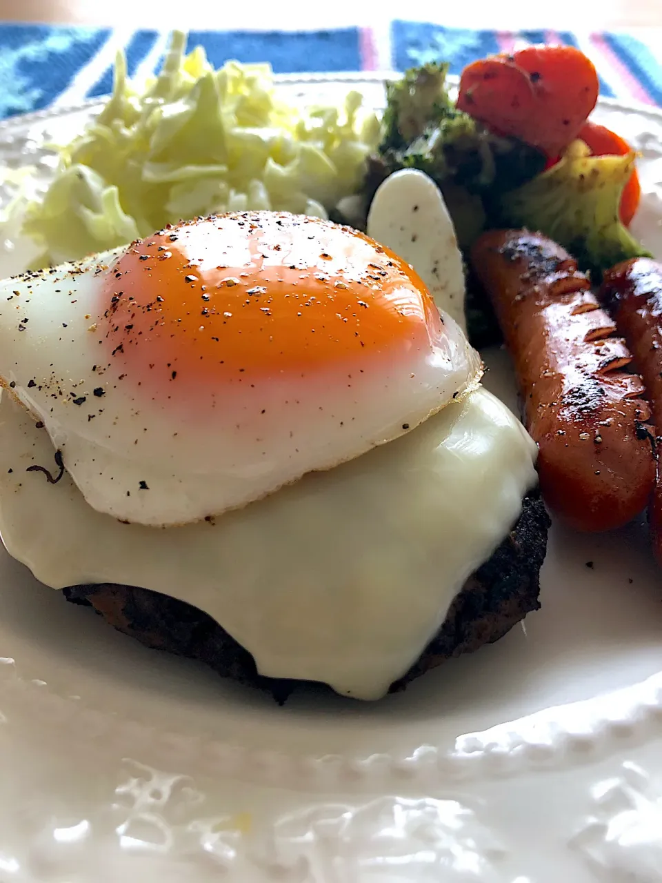 チーズと目玉焼き乗せハンバーグ✨|Tina Tomoko😋さん