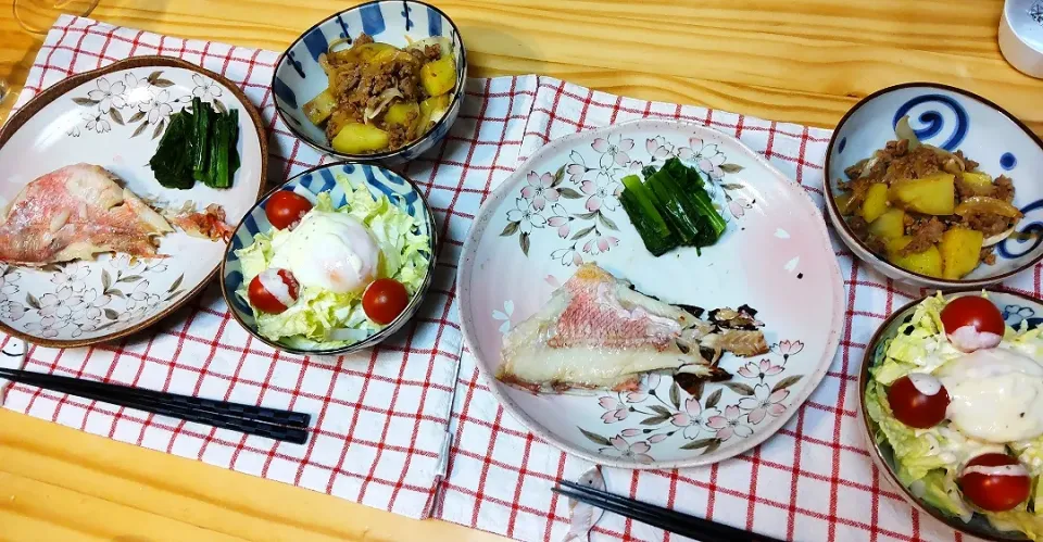 赤魚粕漬け
新じゃが 玉ねぎとひき肉の炒め
サラダ|ひろゴーヤさん