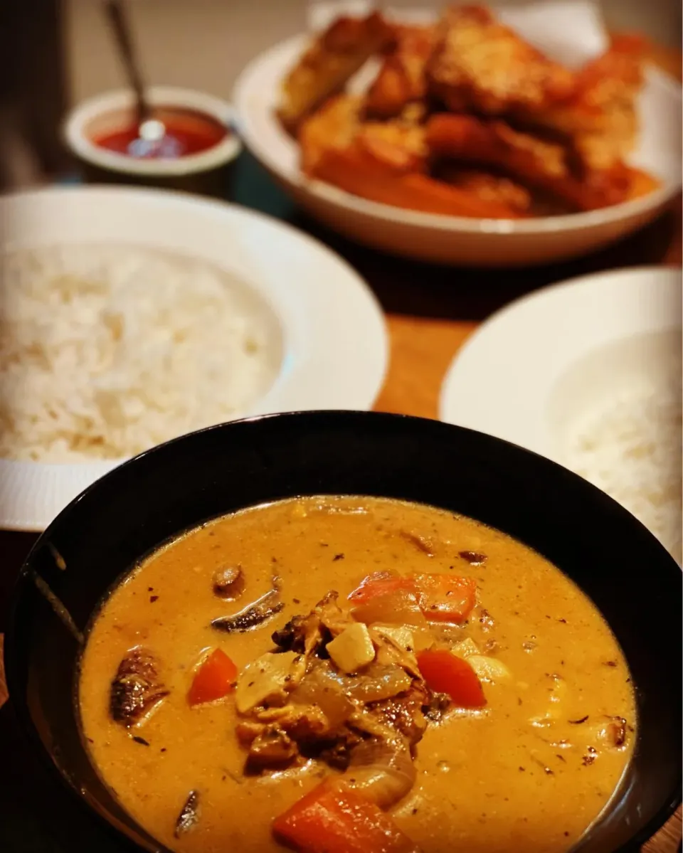 Dinner ! Dinner ! 
Never throw Reuse 
Miso Based Hot Thai Red Paste Curry with Coconut Milk steamed Basmati Rice 
Homemade Fresh Prawn Sesame Toast with Chili S|Emanuel Hayashiさん