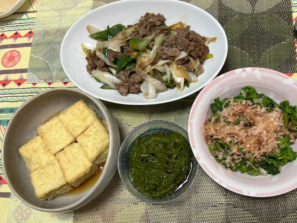 牛肉とねぎのにんにく醬油炒め、菜の花おひたし、めかぶポン酢、揚げ出し豆腐|peanutsさん