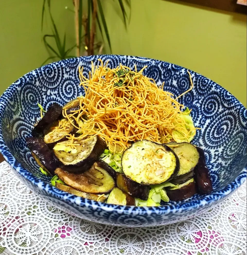 茄子とキャベツの香味炒め パリ麺乗せ|hiroyoさん