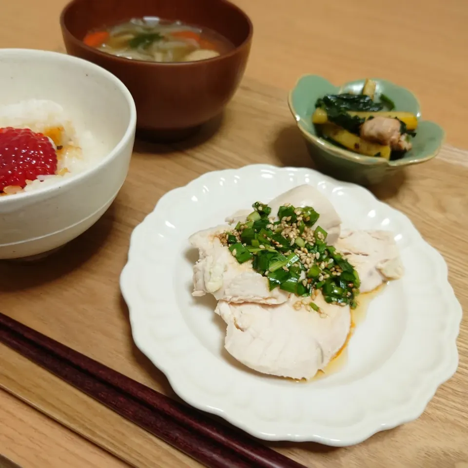 【夜ごはん】
蒸し鶏（ニラだれ）
ほうれん草とじゃがいものソテー
肉団子スープ
すじこご飯|Rie*さん