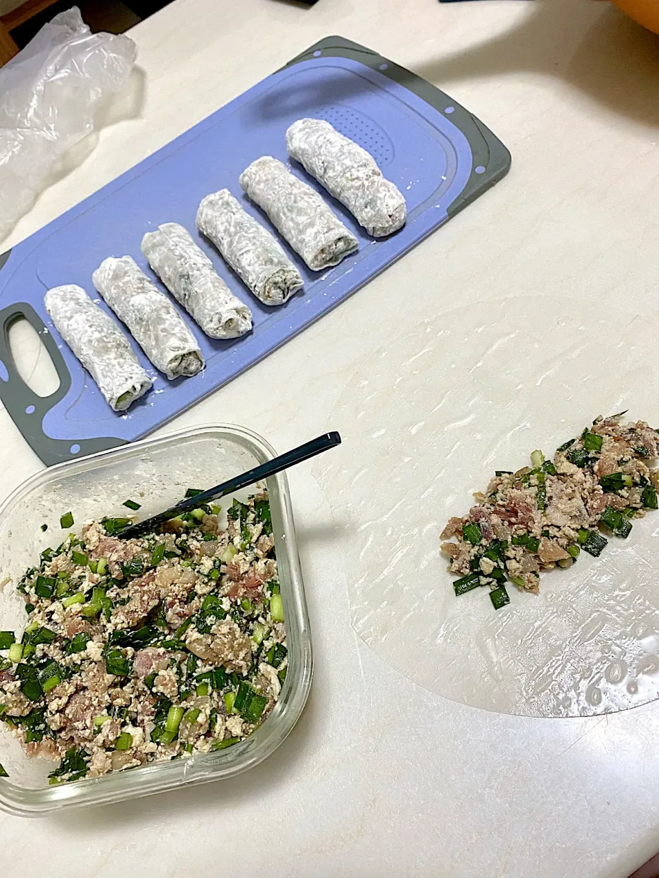 Making rolls (rice paper, pork, shrimp, tofu, chives, spring onions)|Emmaさん