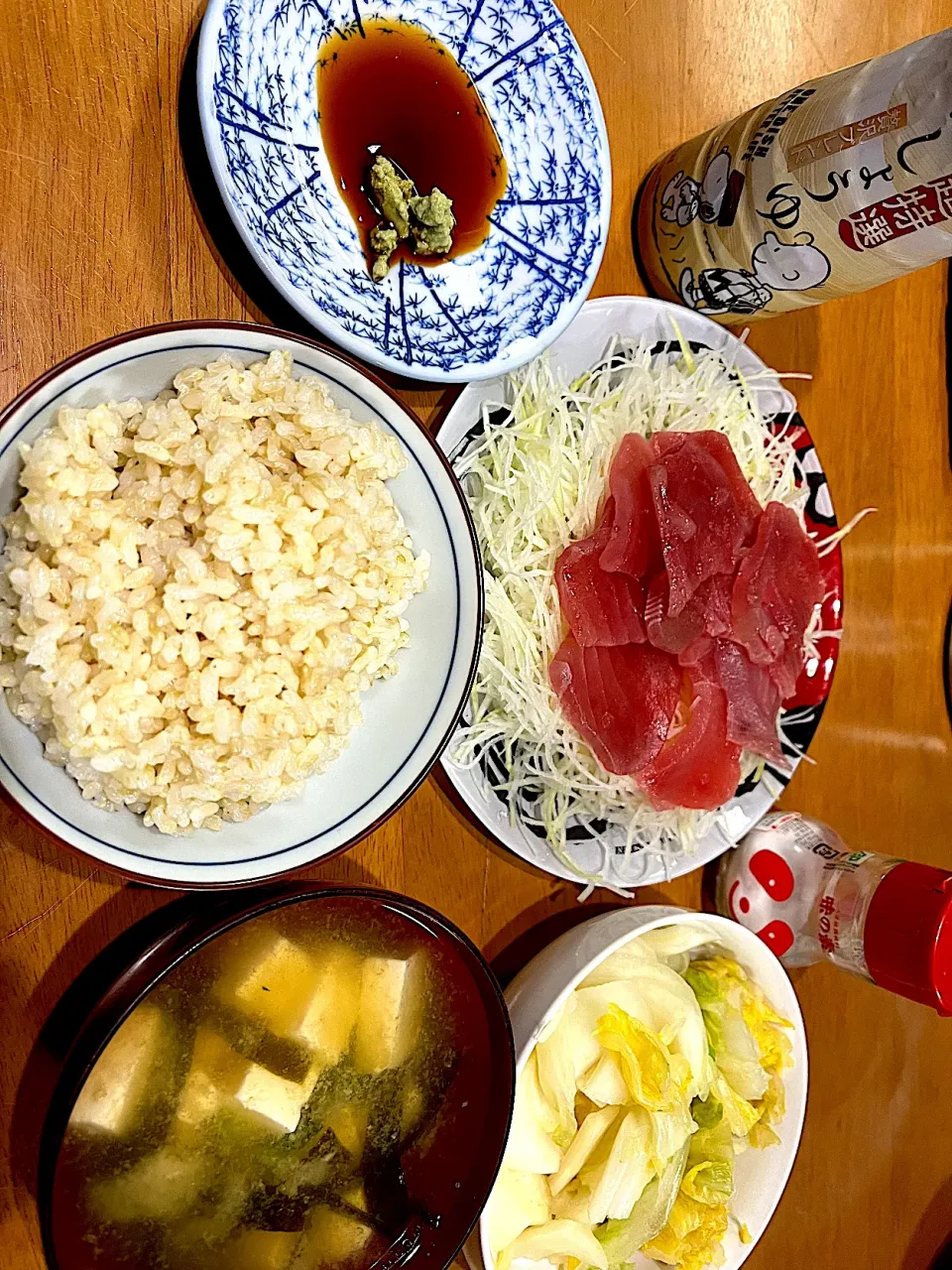 ツマ大量に食べた #夕飯　ロウカット玄米ご飯、刺身乗せツマ、白菜漬物(味の素多め)、わさび漬け、豆腐昆布ねぎ味噌汁|ms903さん