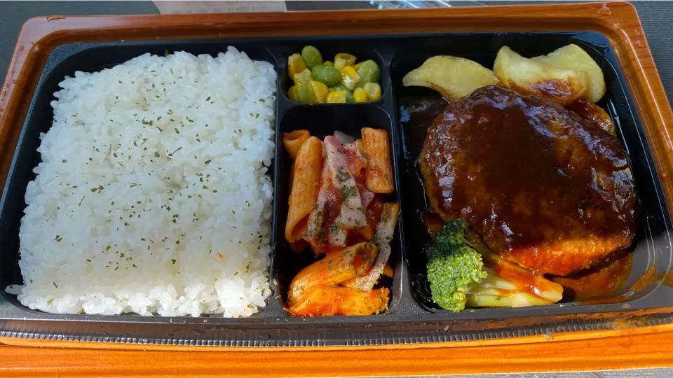 ファミマのハンバーグ弁当|Morito Kamiyaさん