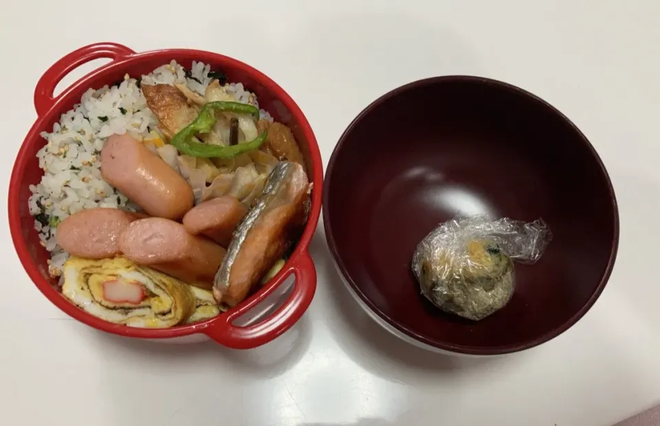 パパ弁🌟厚揚げの炊いたん🌟ちくわとピーマンのツナ昆布炒め🌟カニカマ入り卵焼き🌟ウインナー🌟鮭🌟梅しそご飯🌟みそ玉|Saharaさん