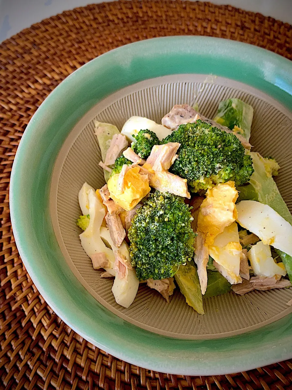 Snapdishの料理写真:ブロッコリー🥦と玉子とツナのサラダ🥗ツナをマグロから煮てみました🐟|ジュンコ バイヤーさん