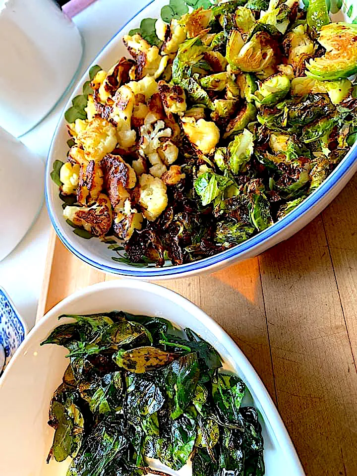 Roasted veggies, cauliflower, crispy spinach leaves, and roasted brussel sprouts|🌺IAnneさん