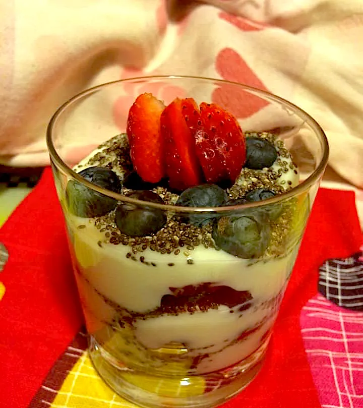 Fruit parfait- mixed berries and chia seeds|🌺IAnneさん