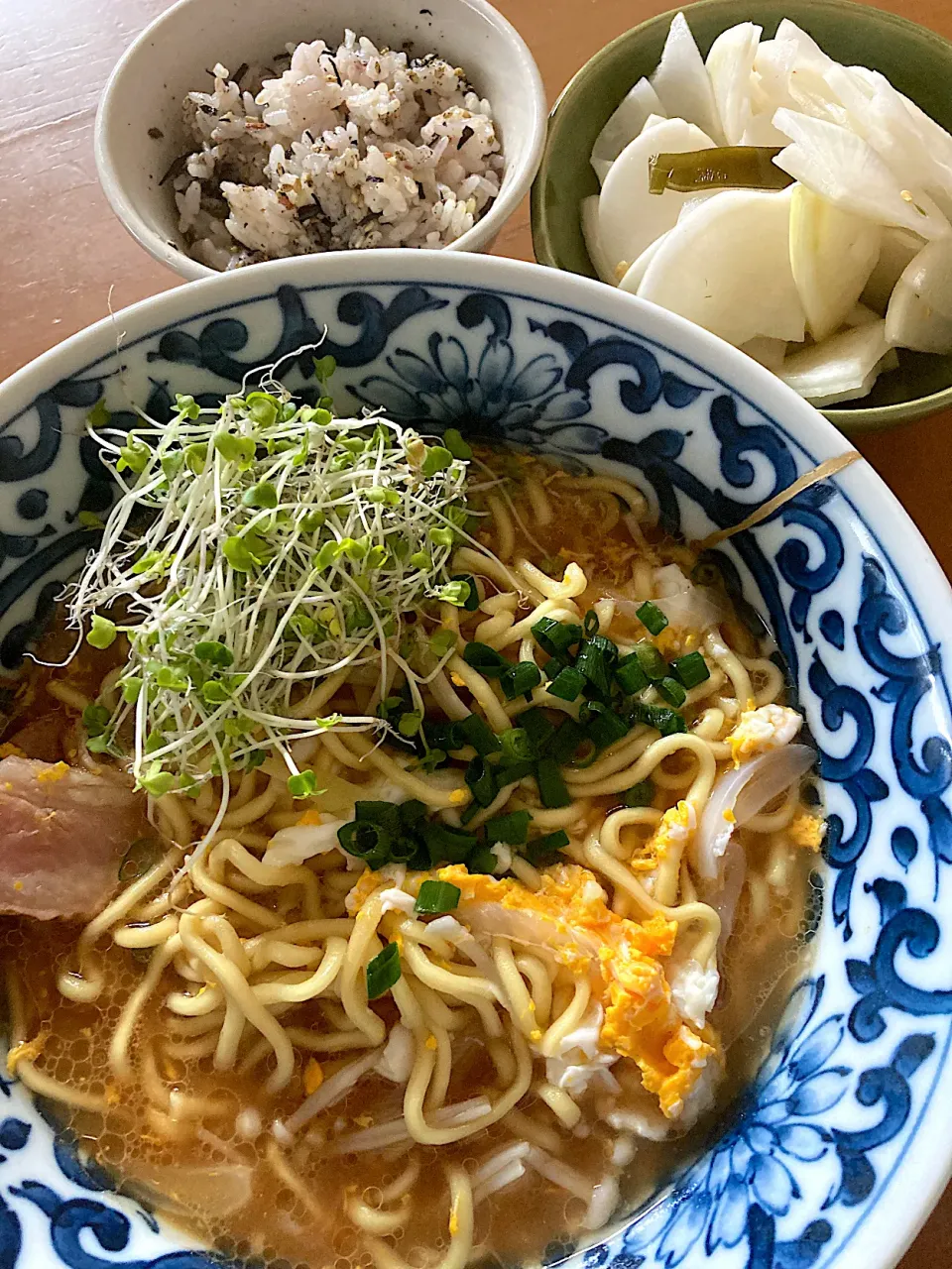 太麺醤油とんこつラーメン、大根の甘酢漬け、黒豆ご飯☺︎|さくたえさん