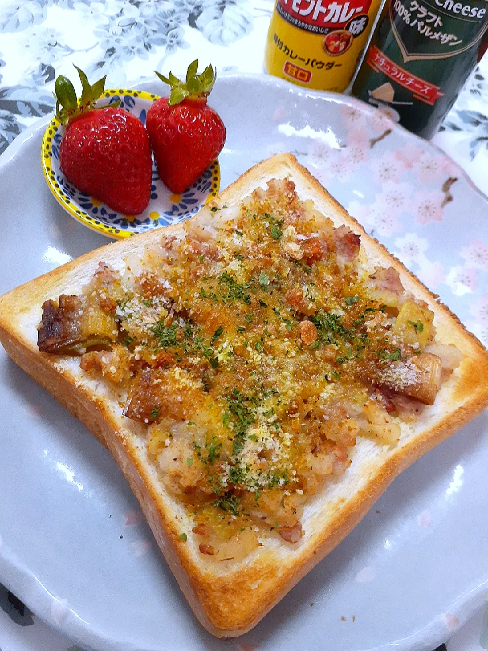 Snapdishの料理写真:🔷リメイク🍞カレーコロッケパン🔷|@きなこさん