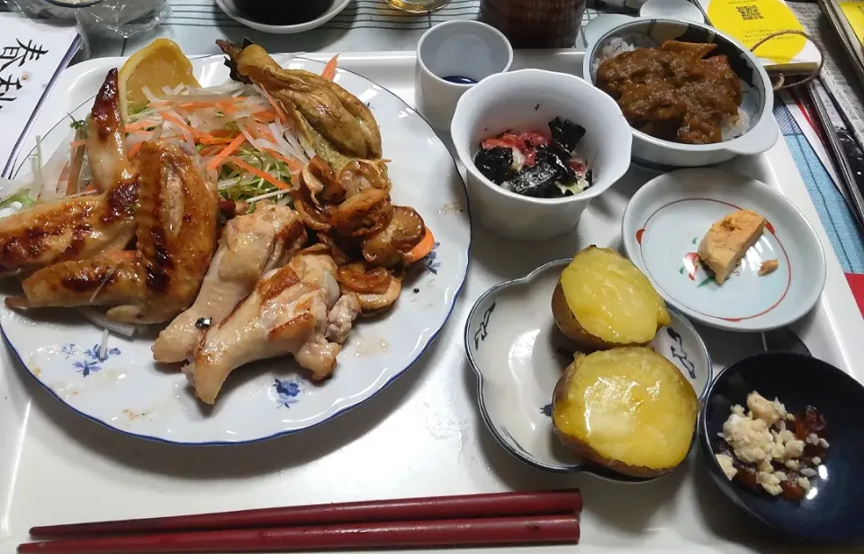 Snapdishの料理写真:3/5(土)夕食。
トリ手羽先と手羽元のソテー。
ナス焼き。ホタテ稚貝バター炒め。
サラダ。じゃがバタ。
とろろ梅肉乗せ。
みりん粕とかんぴょう。|へいちゃんさん