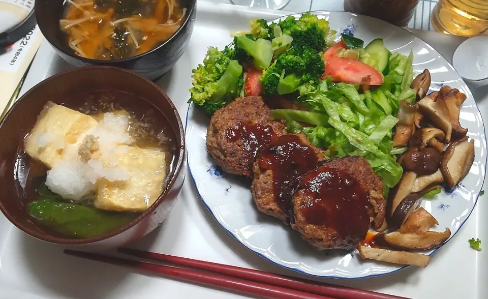 Snapdishの料理写真:3/7(月)夕食。
ハンバーグ。しいたけのバター炒め。
サラダ。
豆腐となす、ピーマンの揚げ出し。|へいちゃんさん