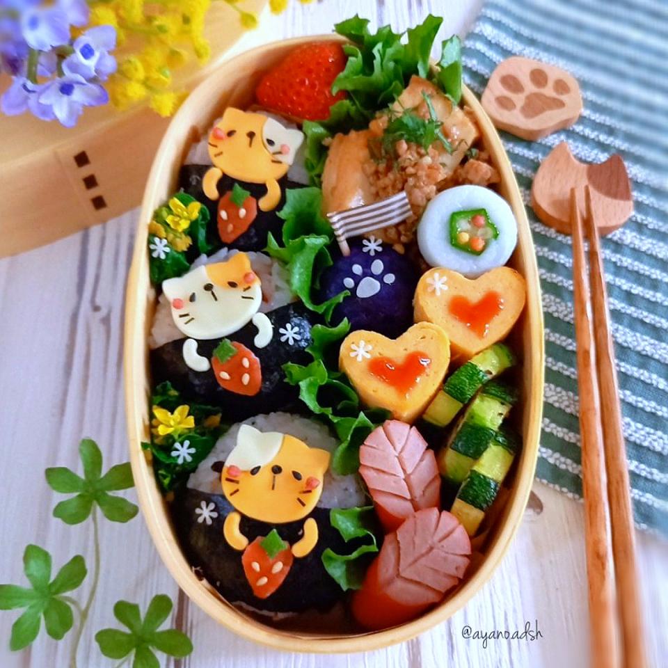 雑穀米おにぎりの
😽ネコちゃんイチゴ狩り🍓弁当♪