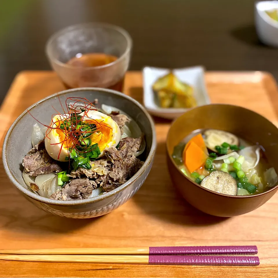 Snapdishの料理写真:牛丼風炊き込みご飯とナスの味噌汁　新じゃがの海苔塩|ちぐあささん