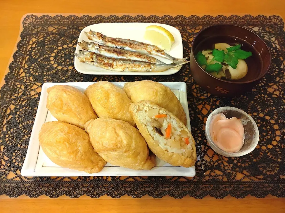 Snapdishの料理写真:☆いなり寿司
☆焼きシシャモ
☆卵と丹波シメジのすまし汁
☆しょうが甘酢漬け|chikakoさん