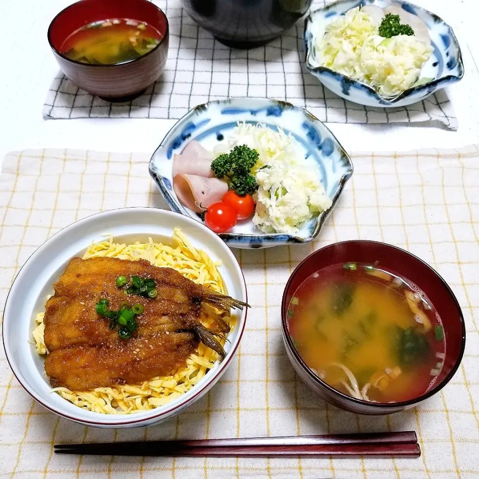 いわしの蒲焼き丼
ハムとポテトサラダ
味噌汁|ひぃちゃんさん