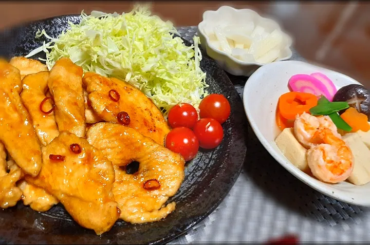 Snapdishの料理写真:鶏胸肉の照り焼き
高野豆腐の煮物|びせんさん