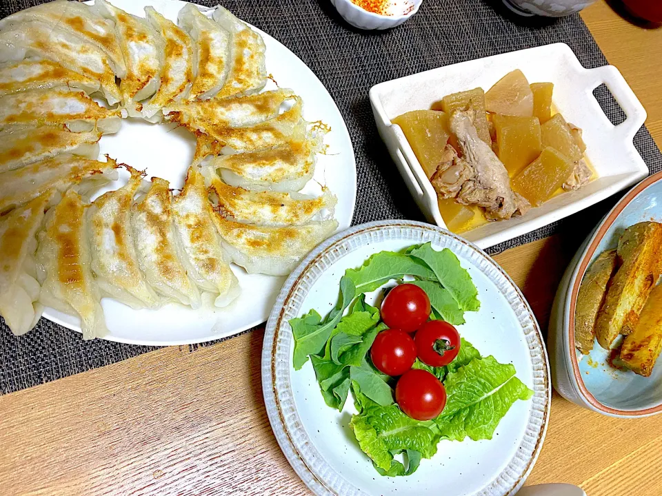 Snapdishの料理写真:浜松餃子🥟、ベランダレタス、とり手羽大根、オーブンでつくるポテトフライ🥔|1614さん