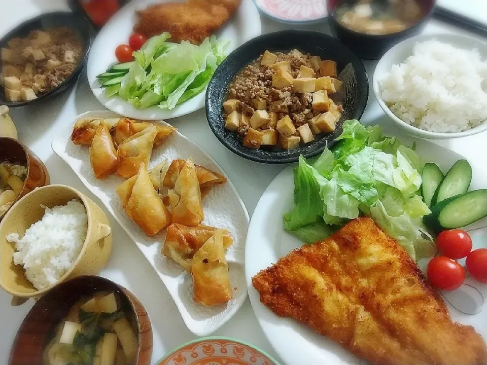 夕食(*^^*)
鱈フライ&サラダ🥗
春巻き
ひき肉と厚揚げあんかけ
ひじき煮
お味噌汁(ほ、油揚げ、豆腐)|プリン☆さん