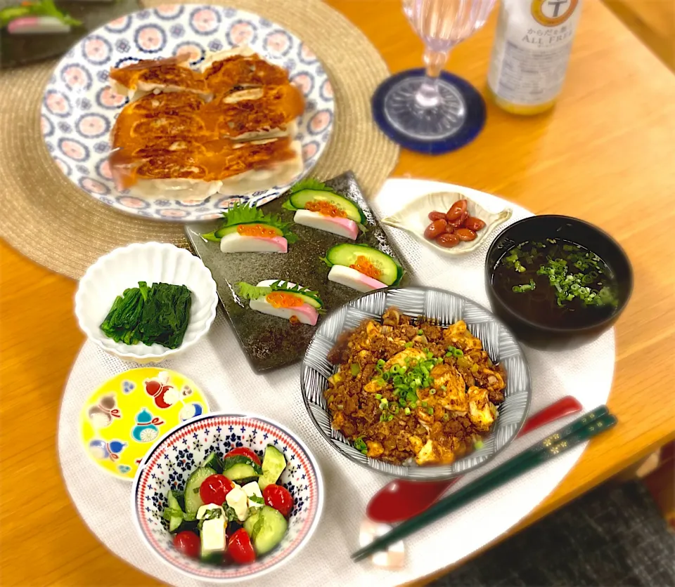 Snapdishの料理写真:羽付き餃子　麻婆豆腐丼　もずくスープ　煮豆　かまぼこ大葉いくら　ほうれん草おひたし　トマトきゅうりクリームチーズ和え|nana 🍅さん