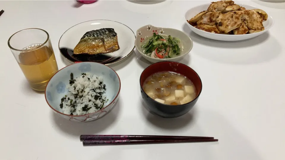 Snapdishの料理写真:晩御飯🌟鶏むねのソテー🌟胡瓜とカニカマの胡麻酢和え🌟塩鯖🌟わかめご飯🌟みそ汁（豆腐、なめこ）|Saharaさん