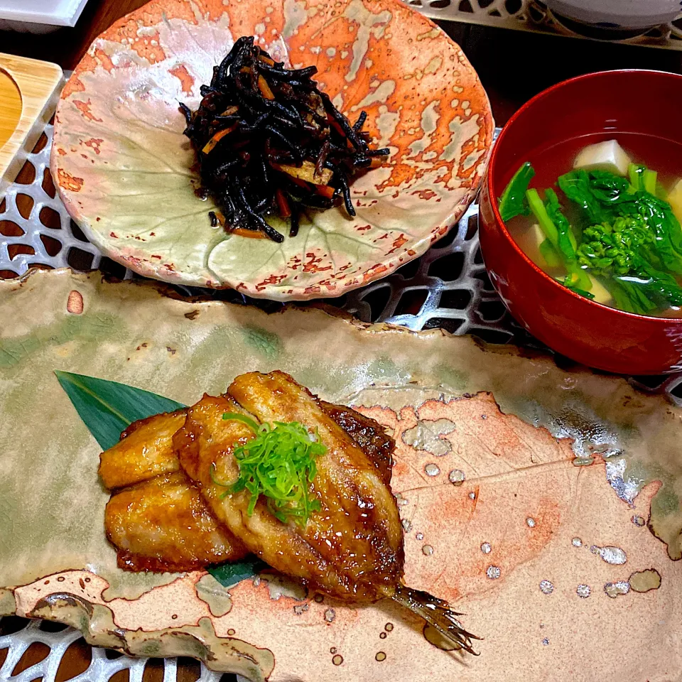 Snapdishの料理写真:鰯の蒲焼き、ひじき煮、菜の花と絹豆腐のお椀|ちぃさん