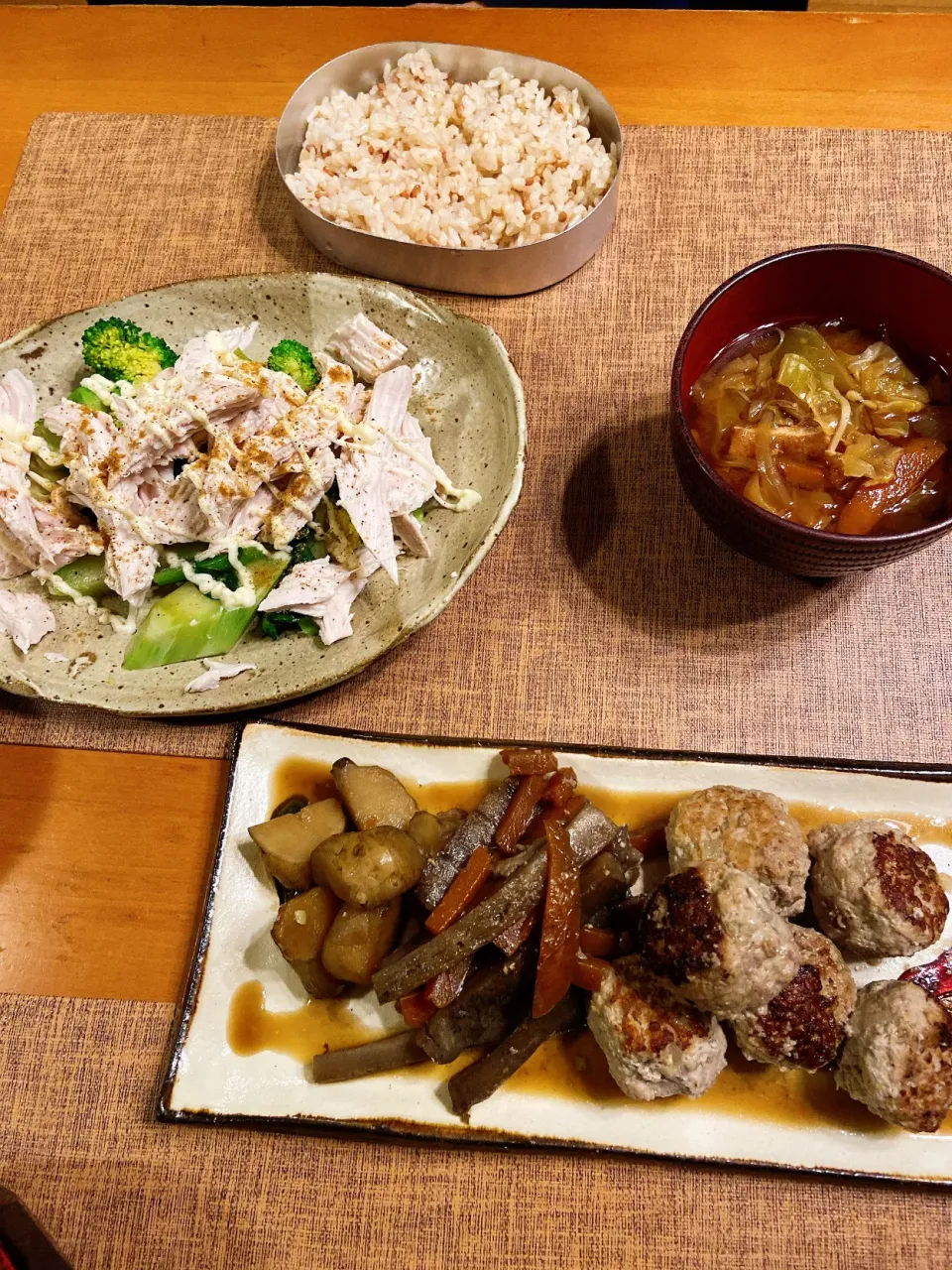 今日の夕飯。豚のつくねと根菜、ブロッコリーと胸肉サラダ|Kayotabemonoさん