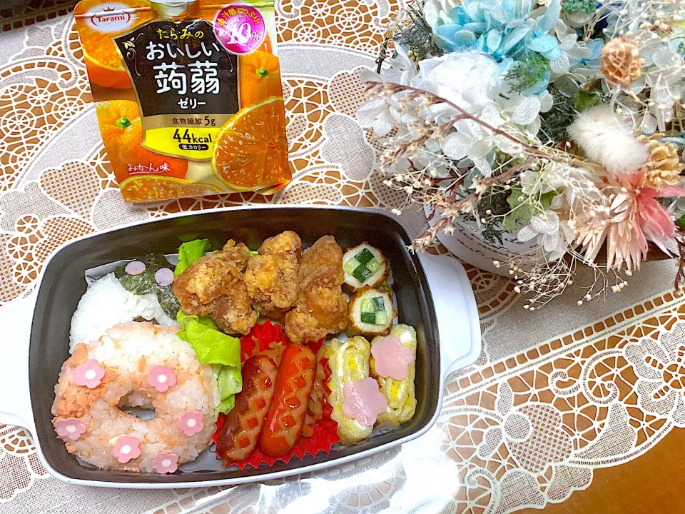 Snapdishの料理写真:2022.3.17はドーナツおにぎり弁当💕|makoさん