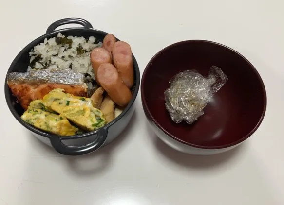 パパ弁🌟ネギ入り卵焼き🌟鮭🌟鶏むねのソテー🌟ウインナー🌟わかめご飯🌟みそ玉|Saharaさん