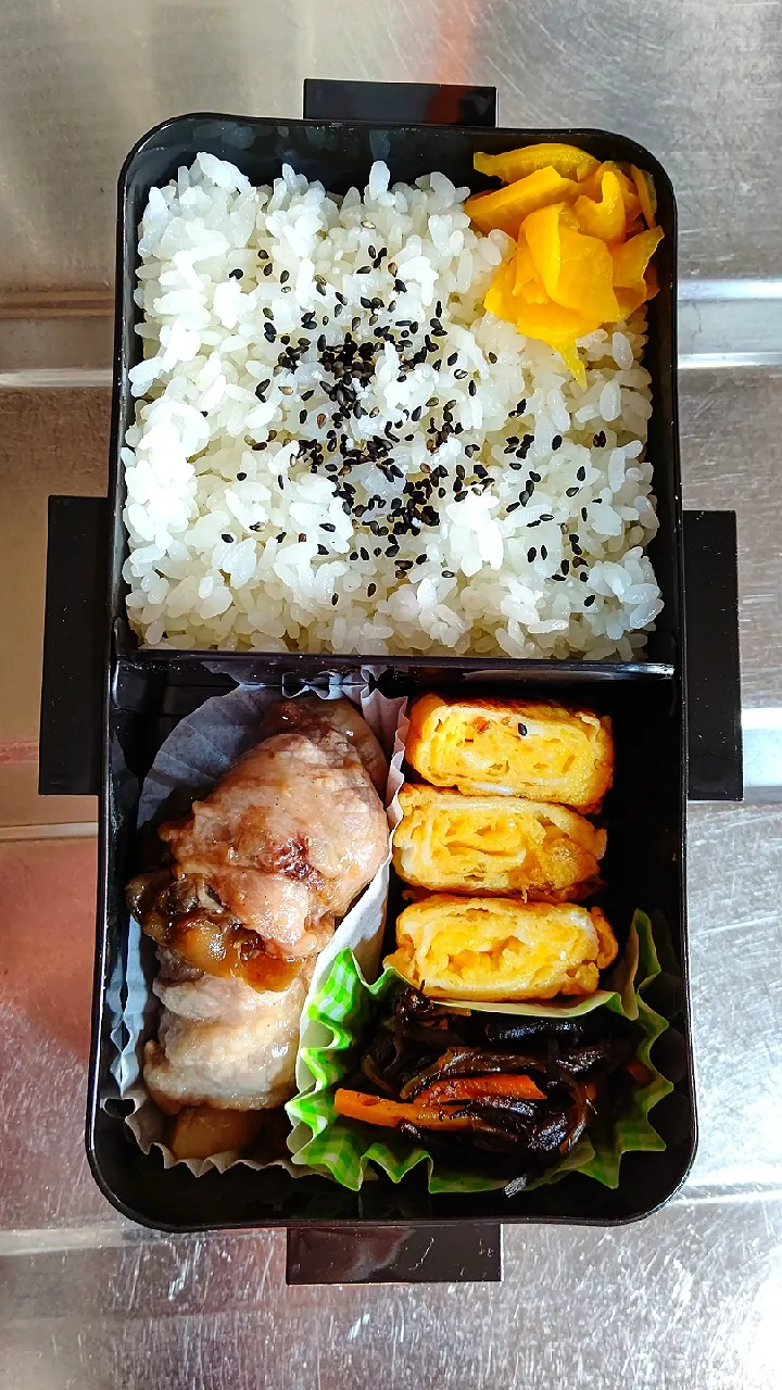 Snapdishの料理写真:旦那弁当　2022/3/17

しめじの肉巻き
玉子焼き
ひじき煮|ユキヨメ♪さん