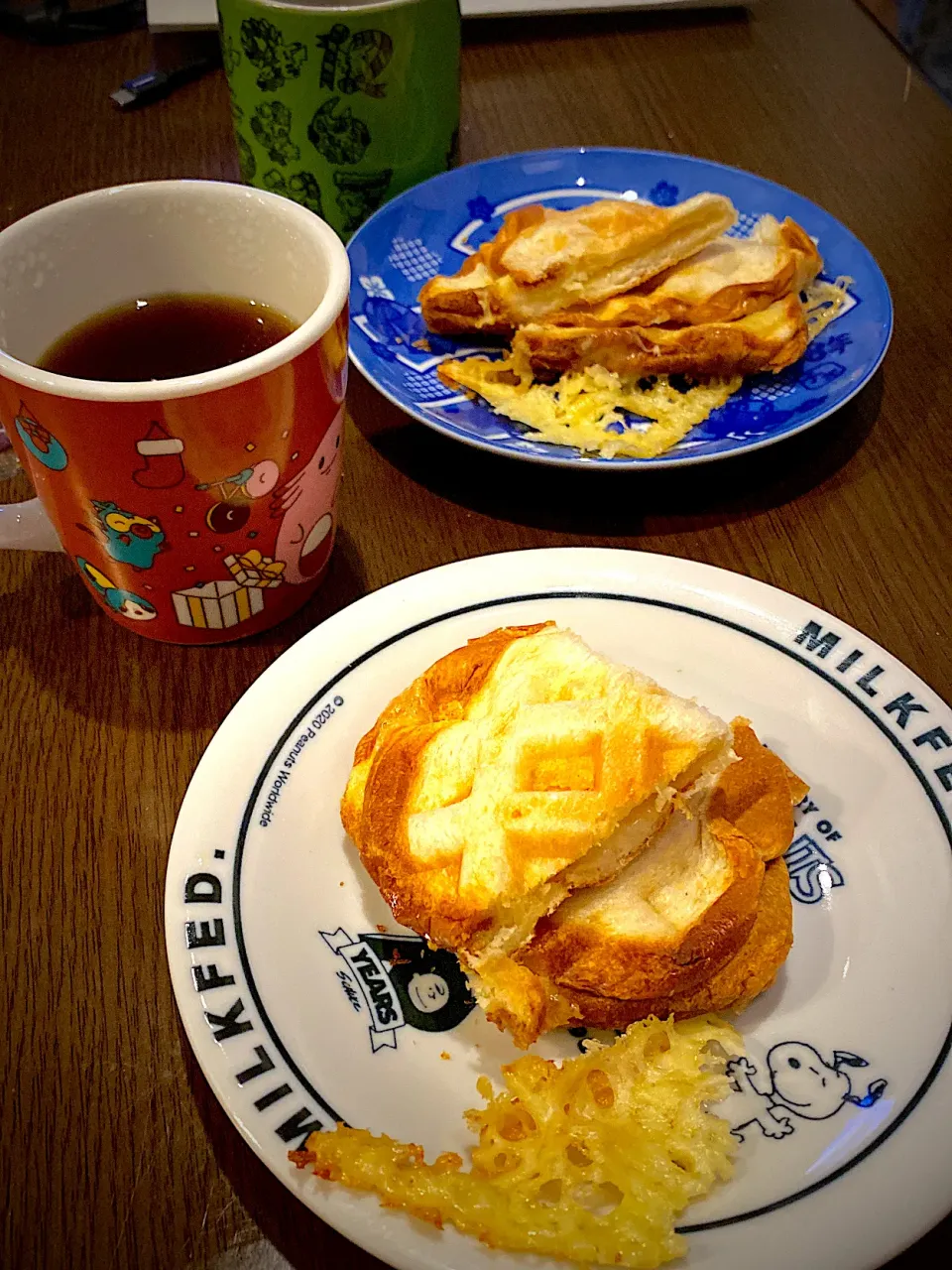 ベーコンとゴーダチーズのホットサンド🥪🧀🥓　コーヒー☕️|ch＊K*∀o(^^*)♪さん