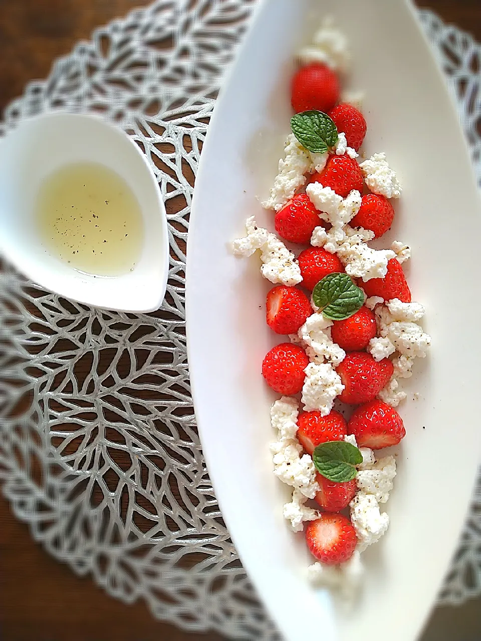 Snapdishの料理写真:激安いちごとリコッタチーズのサラダ🍓|まめころさん