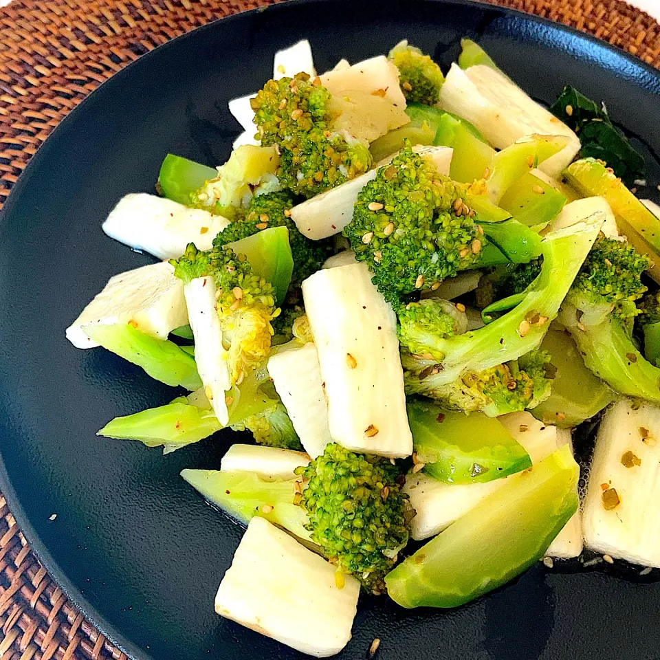 Snapdishの料理写真:ブロッコリー🥦と山芋のサラダ🥗|ジュンコ バイヤーさん