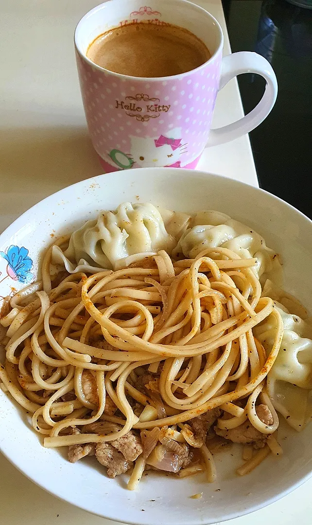 Snapdishの料理写真:Spicy teriyaki noodles + pork + chicken gyoza 
Starbucks vanilla lattě 💁‍♀️🤤😋💕
Daiso noodles 😋|🌷lynnlicious🌷さん