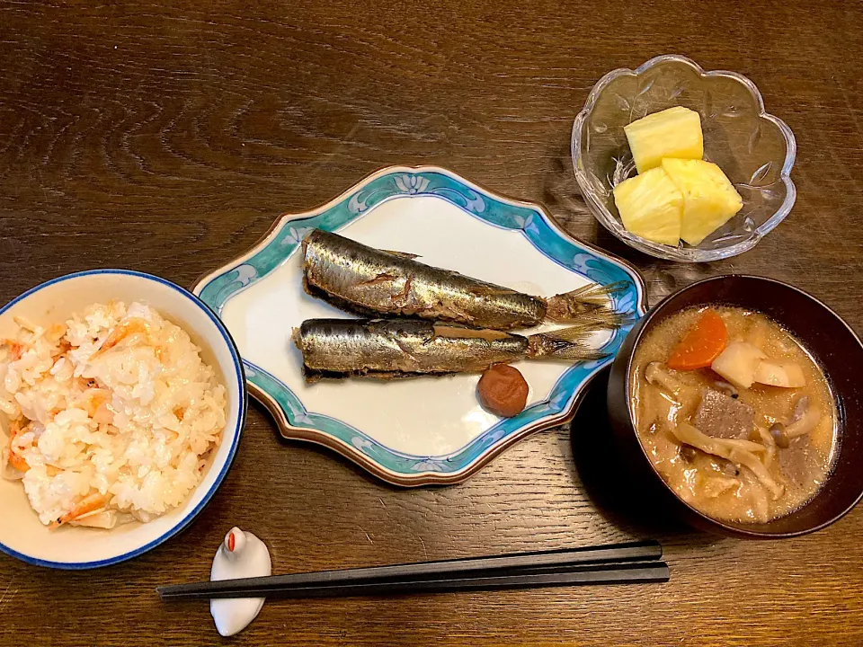 鰯の煮付け、新玉ねぎと桜エビの炊き込みご飯、キノコ汁|カドラさん