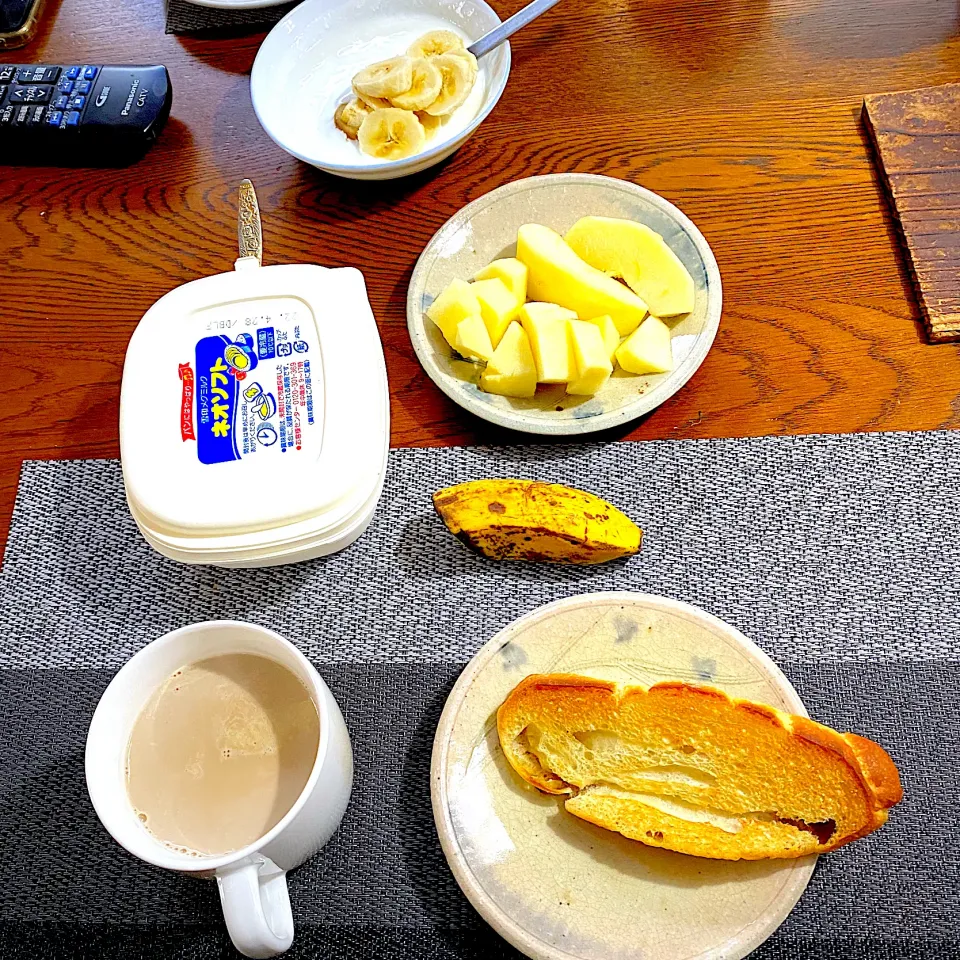 3月 17日 朝ごはん　塩パン、カフェオレ、林檎、バナナ|yakinasuさん