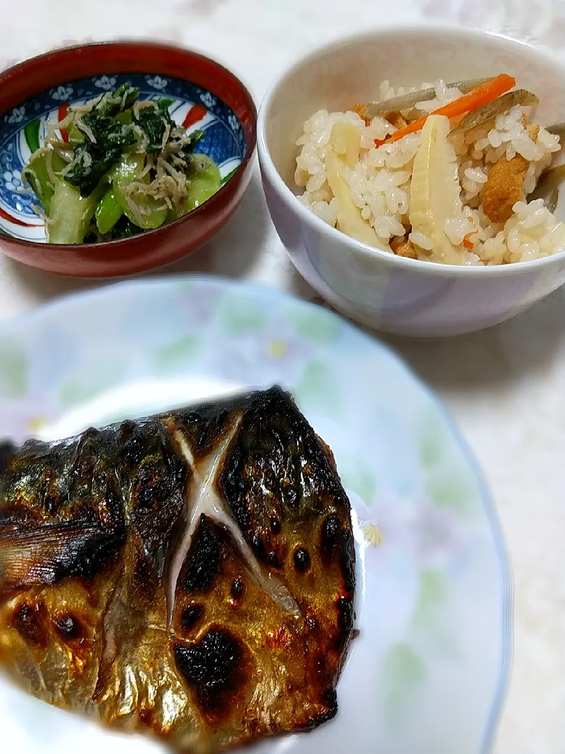 ☆今日の晩ごはん☆　焼き魚　チンゲン菜とじゃこ炒め　かやくご飯|hamamaさん