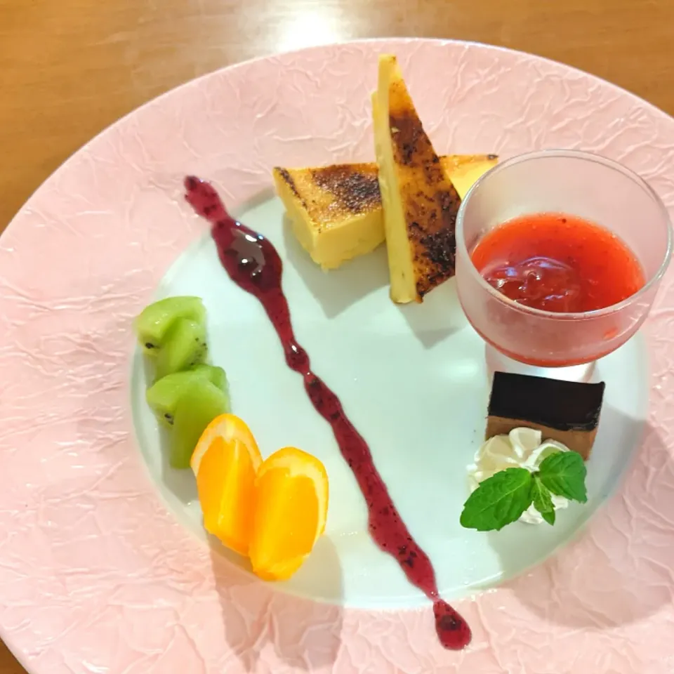 Snapdishの料理写真:🌸デザートプレート🌸
〜ベイクドプリンとクーベルチュールチョコ
　ケーキ、イチゴのソースで
〜キウイとオレンジ、ブリーベリーソース|佐藤仁さん