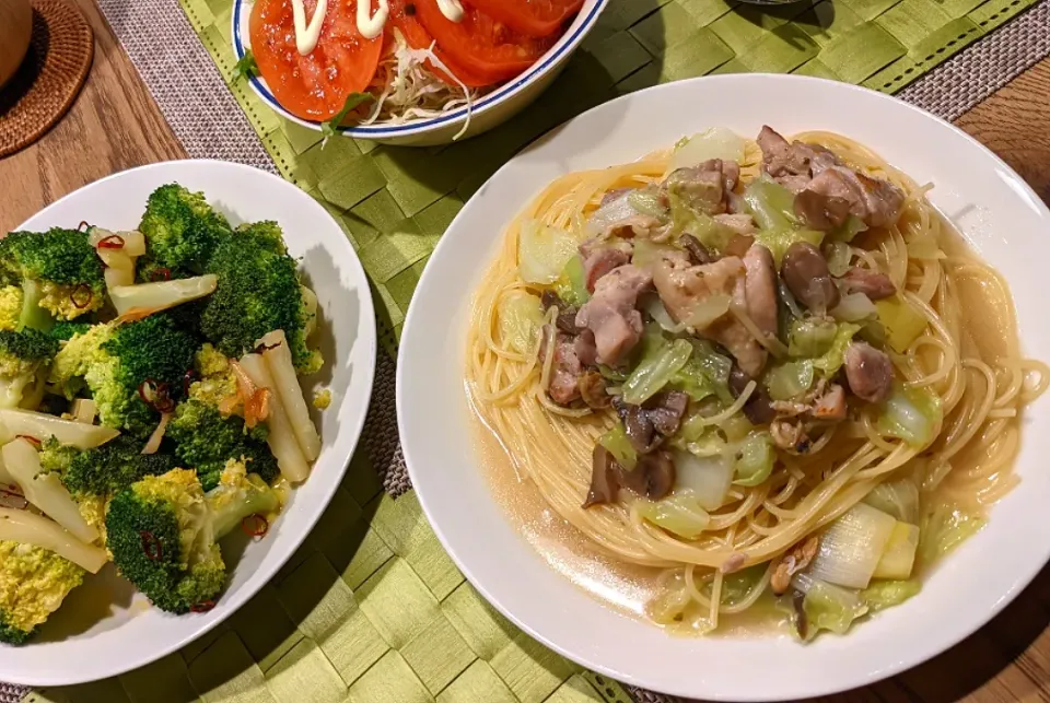 鶏肉とキャベツのパスタとブロッコリーのペペロンチーノ|まみさん