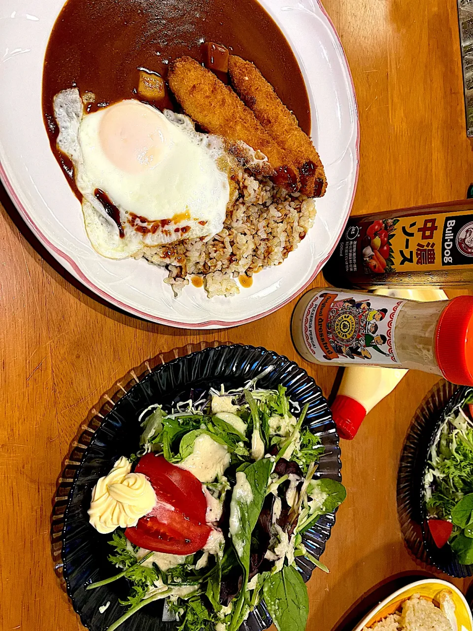 ソースはご飯の方にかける派です #夕飯　ヤッターー！目玉焼きが(ターンオーバーじゃないやつ)乗ってるーー！チーズささみフライカレーロウカット玄米ライス、何かの葉大量サラダ(あのドレッシングと有精卵マヨで) #ペスカドレッシング|ms903さん