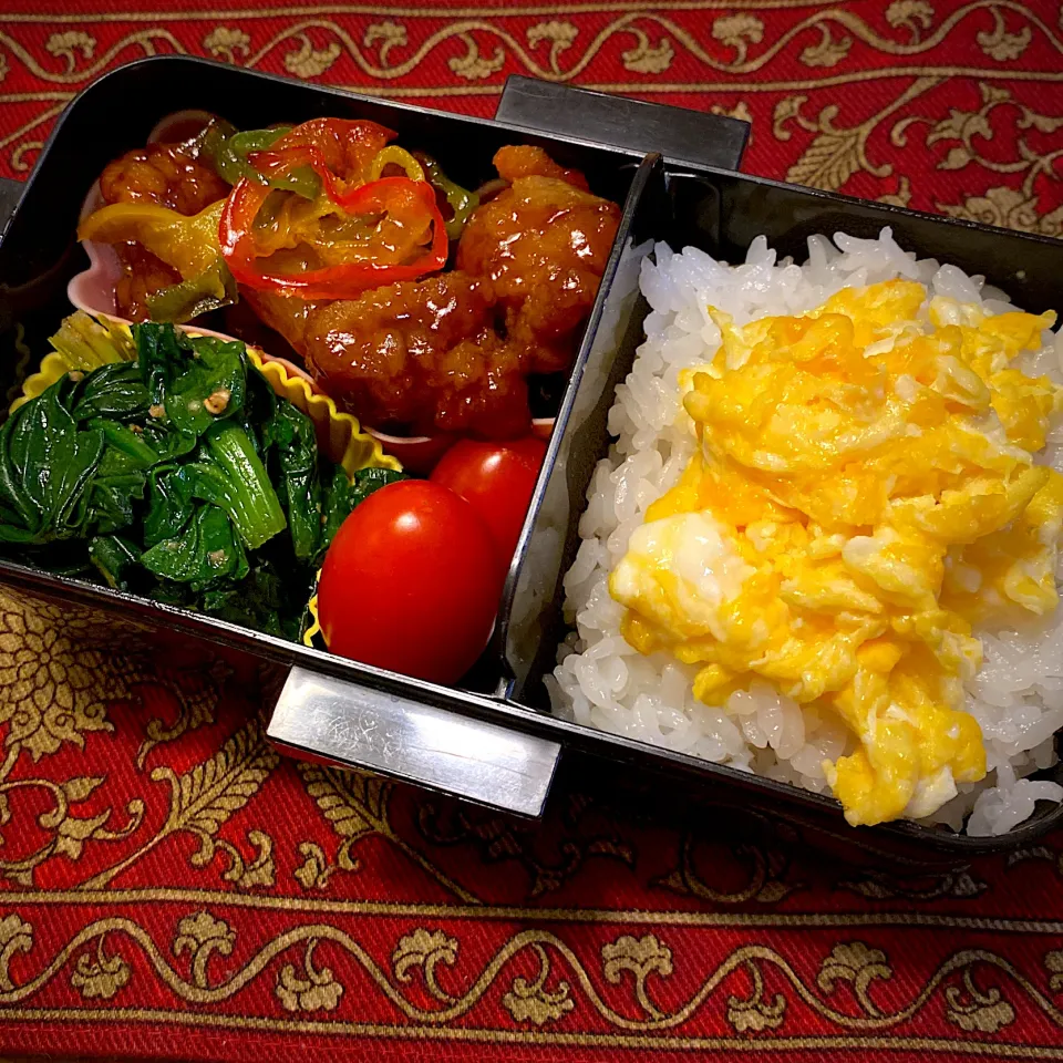 酢豚と、ほうれん草の胡麻和えと、プチトマトと、卵のせご飯弁当|もえさん