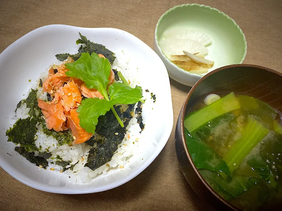 Snapdishの料理写真:🐟鮭のり丼
ワカメと小松菜🥬味噌汁
大根・ごぼうのぬか漬け|eiyadeさん