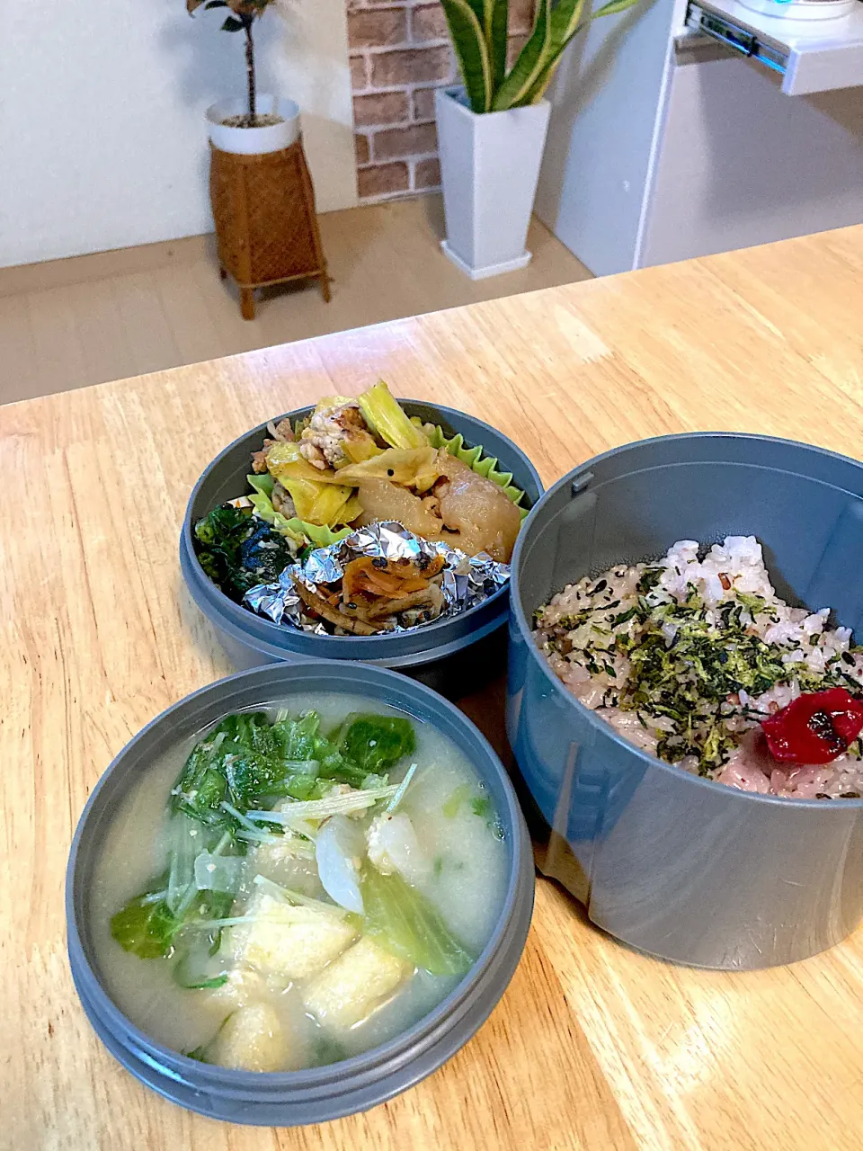 旦那さんお弁当💛紙カップが足りなくなり、おかす一つはアルミホイルで(笑)|さくたえさん